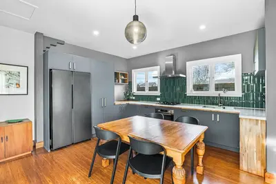 Image de Home away from home close to everything. Pet friendly.