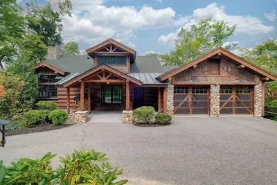 Image de 🌲 Rustic & Comfy 5br Retreat | 🛗 Elevator | 🎱 Game Room | ♨️ Hot Tub | 🐾 Pets Ok