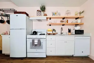 Image de Mins to Stadiums • Eat-In Kitchen • Designer Chic