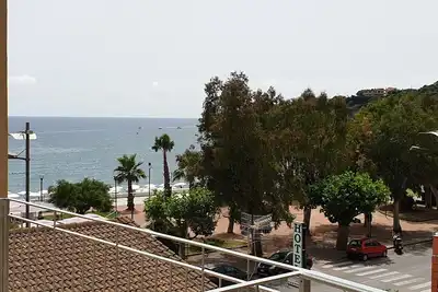 Image de Comfortable one-bedroom apartment with kitchen and level terrace 50 meters from the sea