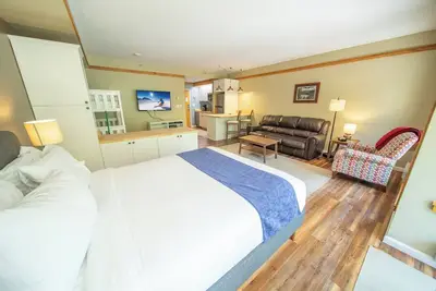 Image de Steps from Ski Slopes & Hot Tubs!