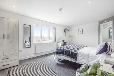 Image de Spacious 6 bedroom 6 bathroom House • Sleeps 12 • Free Parking • Fast WiFi