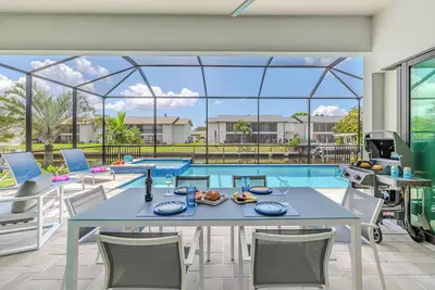 Image de Close to shops and restaurants - Hot tub and pool! Stars Vacation Rentals