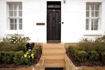 Image de Tamara Cottage - Historic Warmth