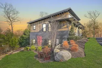 Image de Luxe & Comfort 3br Cabin in Picturesque Woodlands: 6 Honey Pot Hook Rd