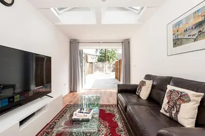 Image de Bright & Modern 3br - 5 Mins to Tube, Free Parking | Pass The Keys