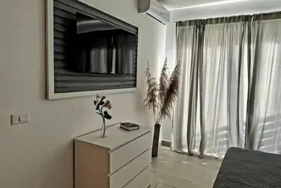 Image de 103-h+c. New and modern with private garden.