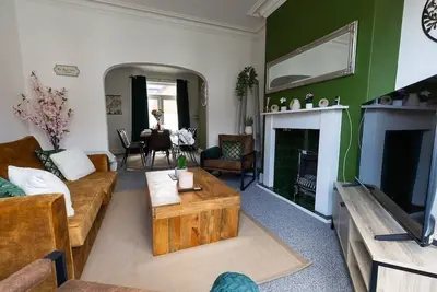 Image de Charming House in Darlington with Parking Sleeps 9