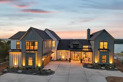 Image de Cliff Haven 2. 0: 6-7 Bdrm/ 6 Bath w/ pool/hot tub, and game garage