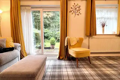 Cheerful 2 Bedroom Home with Off-road parking