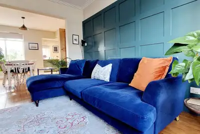 Image de Bright spacious home- 5 mins from the beach!