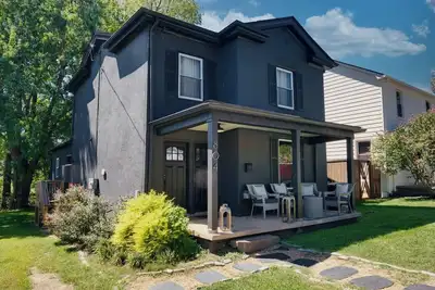 Image de Montrose Manor- In the heart of Belmont!