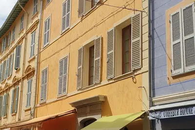 Image de Appartement 2 pièces très spacieux rénové, équipé de climatisation, wifi à Vence.