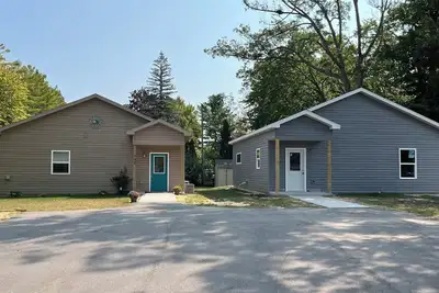 Image de Cozy 2-bedroom cabin in peaceful Cadillac with Ac, WiFi available in June 2025