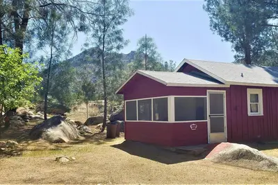 Image de Rustic 1950s Cabins Located on 4 Acres of Pine Trees Surrounded by Upper Desert