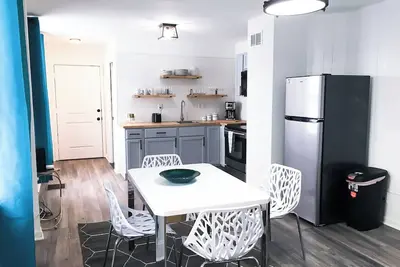 Image de 4br/4ba Modern Big Duplex Home, Newly Remodeled, WiFi, Ac. 2 Lr, Dr and Kitchens