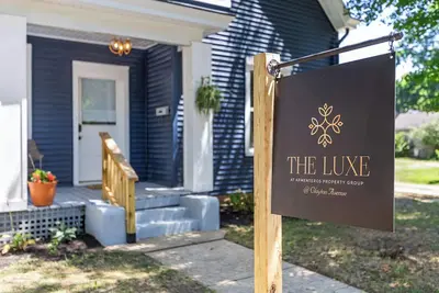 Image de The Luxe/Hot Tub/Private Bar/ 12 Min to Horse Park