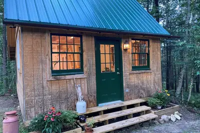 Image de Private, cozy, and charming cabin just minutes from town.