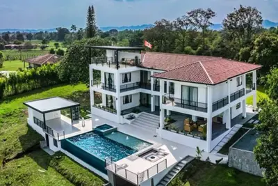 Image de Grand Cypress Luxury Home \nAmazing location/ outdoor Pool, free Wifi, \nTerraza