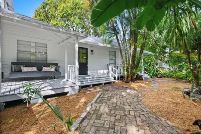 Image de Charming 2-bedroom cottage in lush tropical setting in popular West Palm Beach