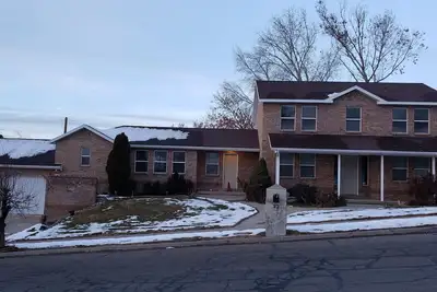 Image de 3 Bed, 4 Bath, 2-Story House in Great Neighborhood