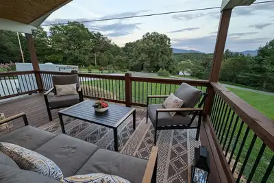 Image de Charming home with hot tub, central Ac, W/D, patio, and Views