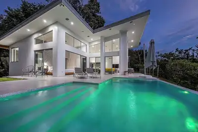 Image de Luxurious, Private and Gated Villa Retreat