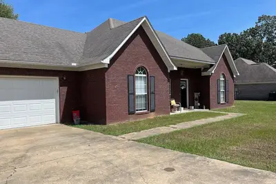 Image de 3 miles from Vaught-Hemingway Stadium!