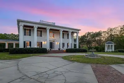 Image de Luxury and Comfort at Realty Rhythm’s Exclusive 14-Bedroom Estate in Durham, Nc