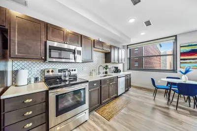 Image de Heart of Dt | Heated Pool & Steam + Gym Luxe