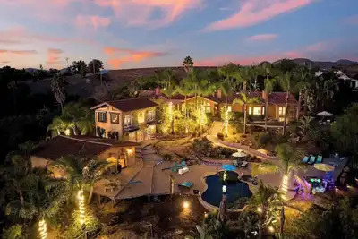 Image de Tropical Resort 7 Bed 4 Acres