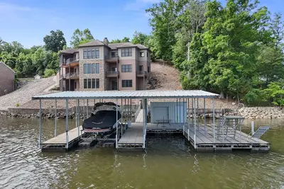 LongView Lake House - Spacious 5Bd\/5Ba w\/ Dock, Open Slip, Swim Deck & High Dive