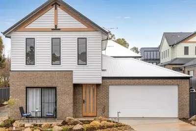 Image de New Central 2 bedroom townhouse!