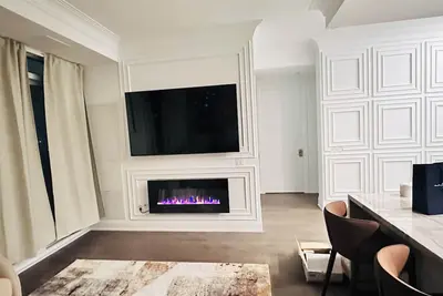 Image de Urban Elegance: Luxurious 3-Bedroom Condo in the Heart of Downtown Toronto.