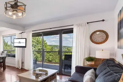 Image de Near Silver Dollar City & Indian Point Marina, Two-Level Condo with Two Decks & Free Tickets