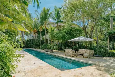 Image de One-of-a-kind villa with open spaces and amazing views in luxury beach resort