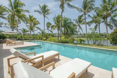 Image de Spacious lake front villa with in-room jacuzzis in luxury golf and beach resort