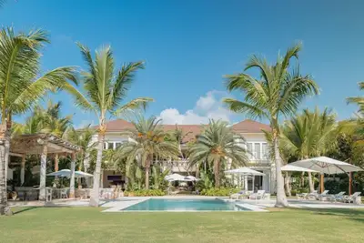 Image de Unique lake-front 10-bedroom mansion in most luxurious resort of the caribbean