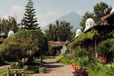 Image de Quiet & Spacious House in Center • Parking