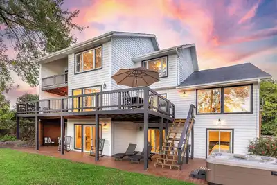 Image de Private Lakefront Lodge | Hot Tub, Fire Pit, Kayak & Boat Slip | Branson Area