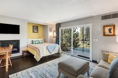 Image de Condo w/ Private Balcony Overlooking the Deschutes w Pool and Hot Tub Access