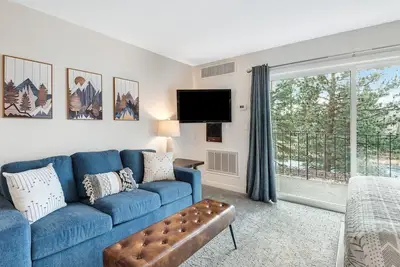 Image de \"Creative Licenses\" - Riverfront Luxury In Downtown Bend. Pool and Hot Tub.