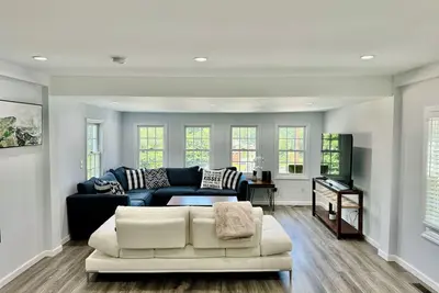 Image de Charming renovated 3-bedroom house in serene Winsted