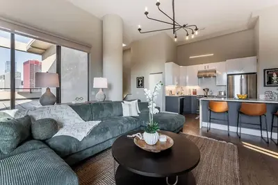 Image de Downtown Penthouse 5bd Views | Parking, Gym+Pool