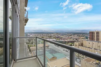 Spire 2906: 29th Floor Suite!