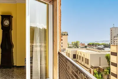 Image de Spacious 120 sqm apartment, able to comfortably accommodate up to 5 people, located on the fourth floor of a building with a lift (steps to access it). The apartment is located 900 meters from the main square of the city and 700 meters from the boat stat