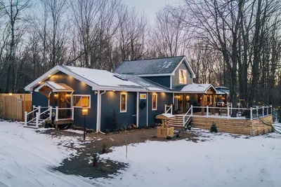Image de Mount Zurich/Poconos/14 Ppl/Xl Hot Tub/Pool Table /Playground/Fire-pit /Games