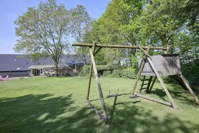 Image de Ferme collective avec jardin dans région boisée