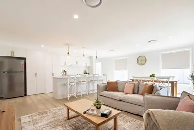 Image de Macintyre - Contemporary Charm, Sleeps 8