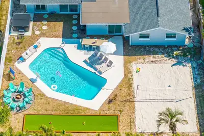 Image de Backyard Oasis w/ Sand Volleyball! ~ Mins to Beach